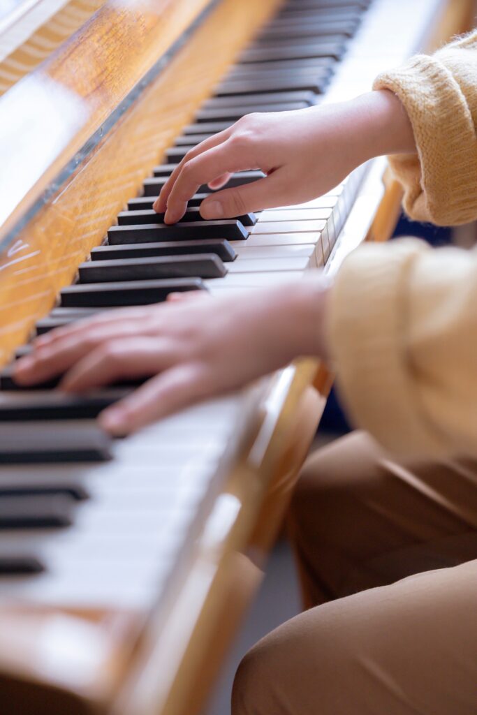 Kinderhände spielen Klavier